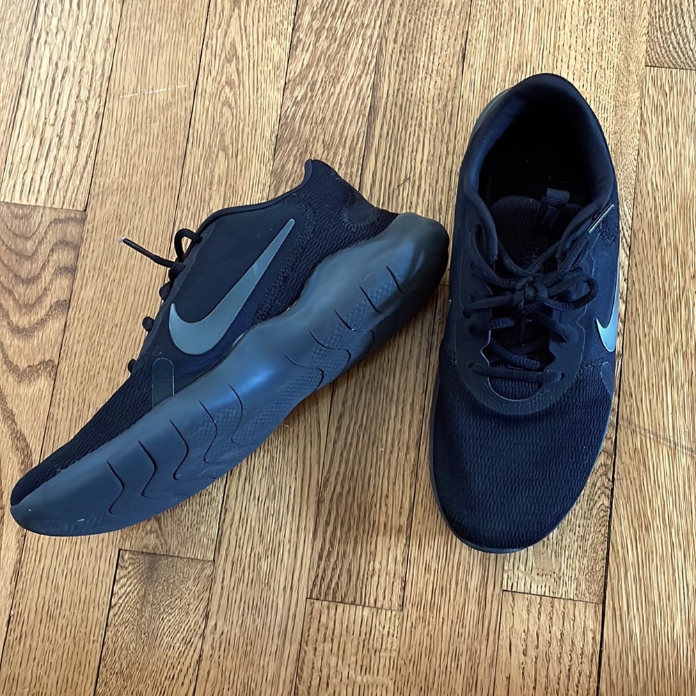 Black Nike Flex shoes.  Size Mens US 8
